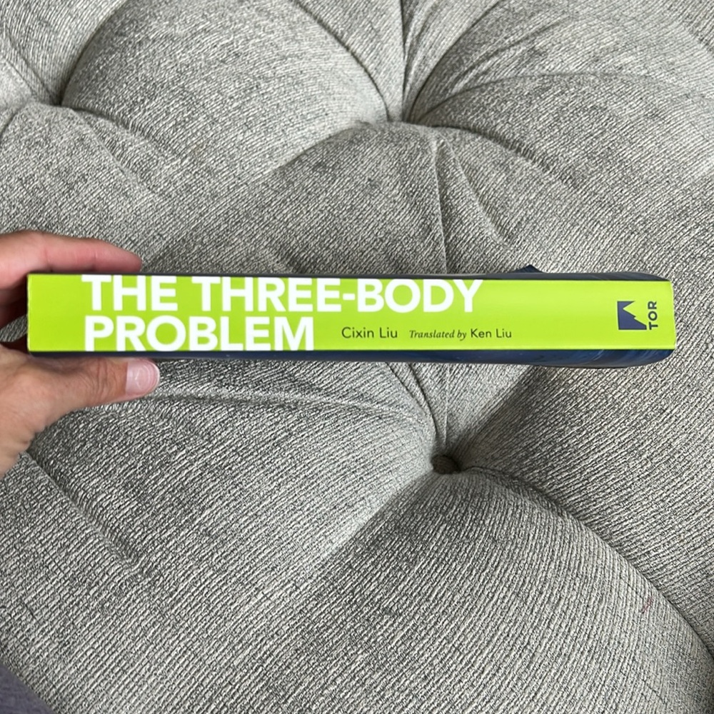 The Three-Body Problem. Fiction paperback book - Picture 4 of 4